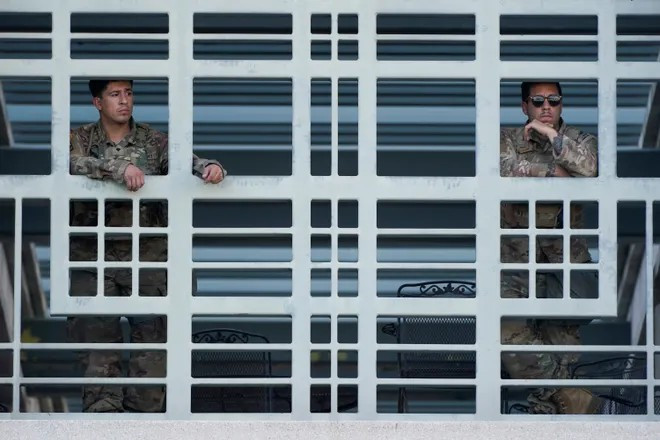 Các thành viên của Lực lượng Vệ binh Quốc gia California đứng gác tại tòa nhà Liên bang Edward R. Roybal trong bối cảnh cuộc biểu tình phản đối chiến dịch truy quét người nhập cư vẫn tiếp diễn ngày 11/6.