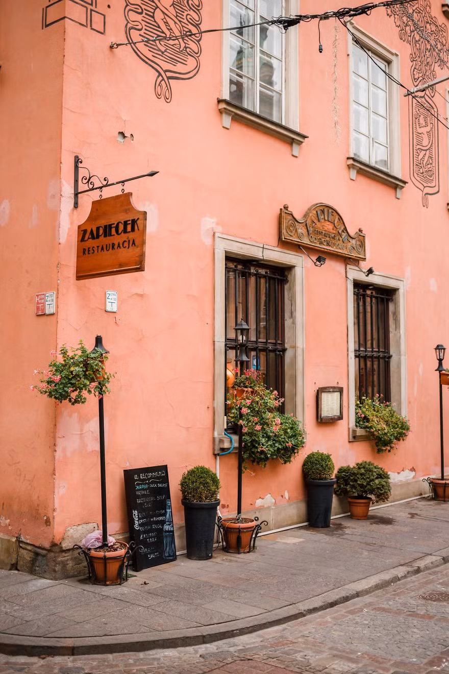 Những bức ảnh được du khách chụp và đăng tải trên trang Bored Panda phần nào hé lộ cuộc sống yên bình nơi đây. Ảnh chụp nhà hàng Zapiecek trong góc phố nhỏ tuyệt đẹp ở Phố cổ Warsaw.