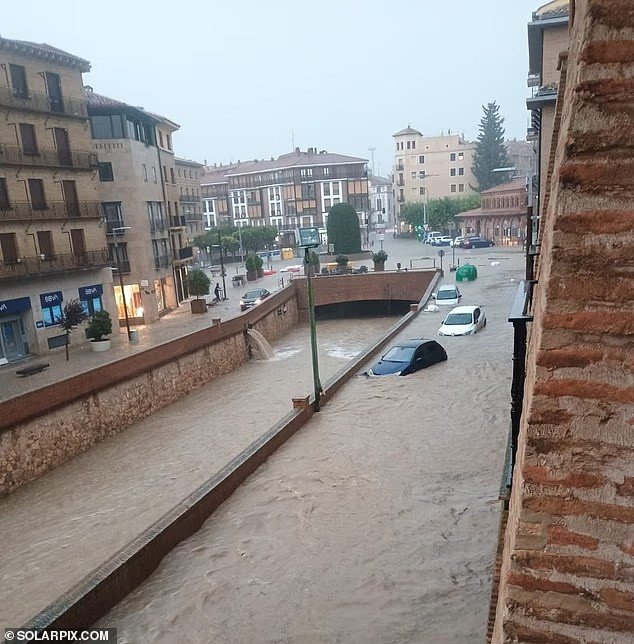 Được biết, đơn vị quân đội chịu trách nhiệm về thảm họa quốc gia hoặc cứu trợ khẩn cấp của Tây Ban Nha đã được triển khai để hỗ trợ các khu vực bị ảnh hưởng. Ảnh: Solarpix.