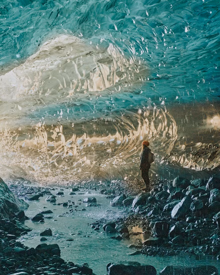 Khung cảnh ấn tượng khi mặt trời chiếu vào một hang động.