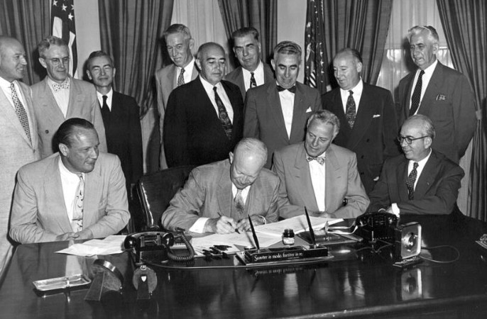 Tổng thống Dwight D. Eisenhower ký một dự luật vào năm 1954.