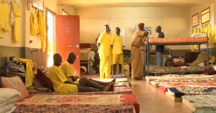 Bên trong phòng giam của nhà tù Luzira ở Kampala, Uganda.