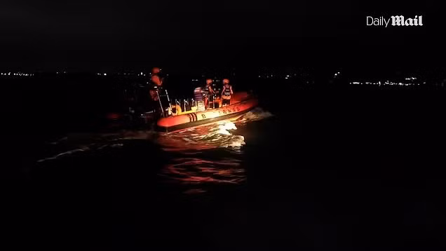 Các nhà chức trách đang mở cuộc điều tra nguyên nhân chìm phà. Người điều hành phà đã báo cáo sự cố động cơ ngay trước khi phà chìm, trong khi một viên chức cho biết nguyên nhân là do "thời tiết xấu". Ảnh: DM.