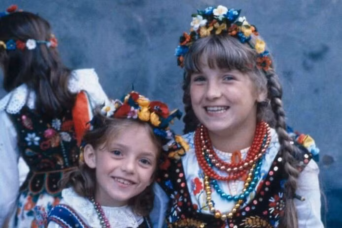 Hai cô gái mặc trang phục truyền thống tại Krakow, Ba Lan, cười tươi trước ống kính năm 1983.