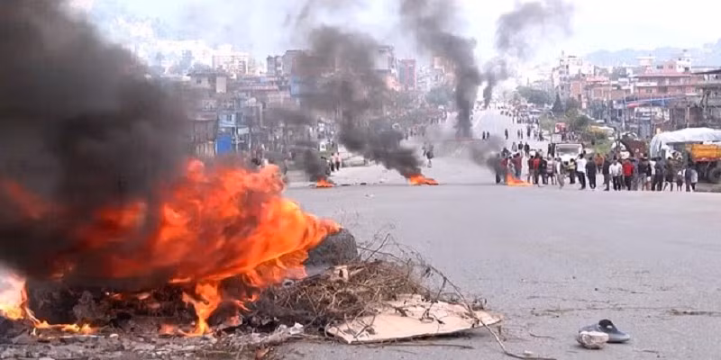 Những người biểu tình đốt lốp xe trên một số con đường. Ảnh: DM.