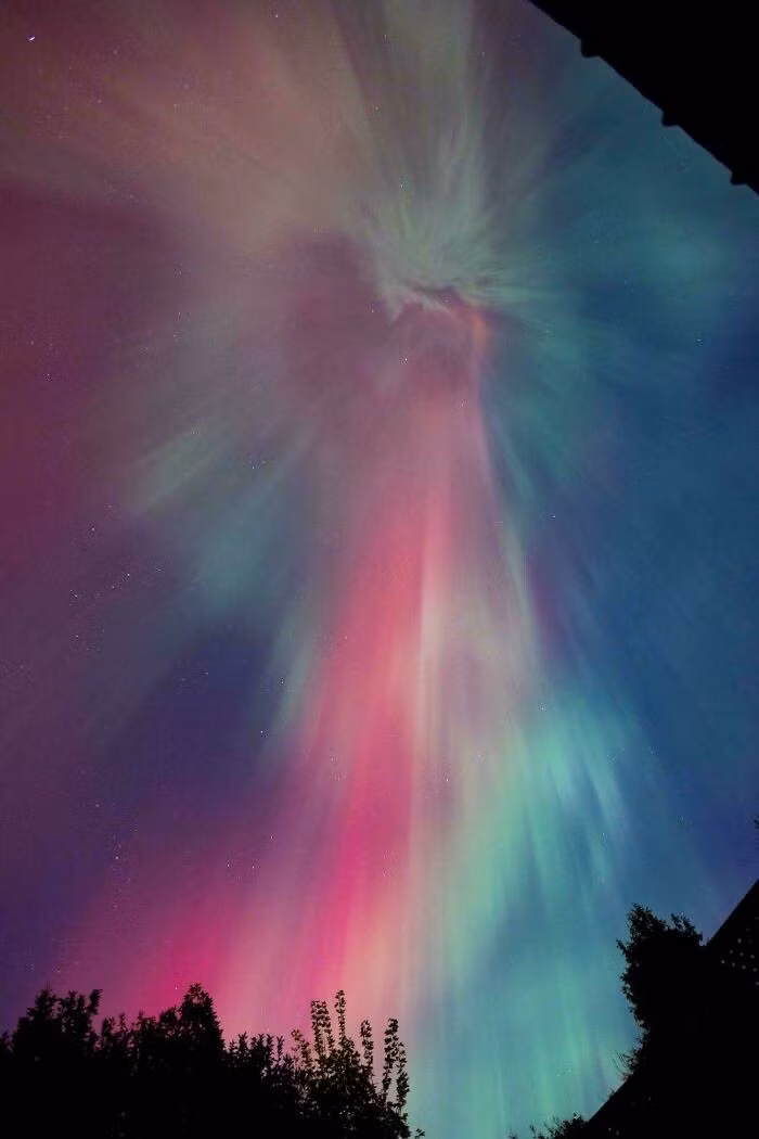 Cực quang ấn tượng được nhìn từ một ngôi nhà gần Ottawa, Canada.