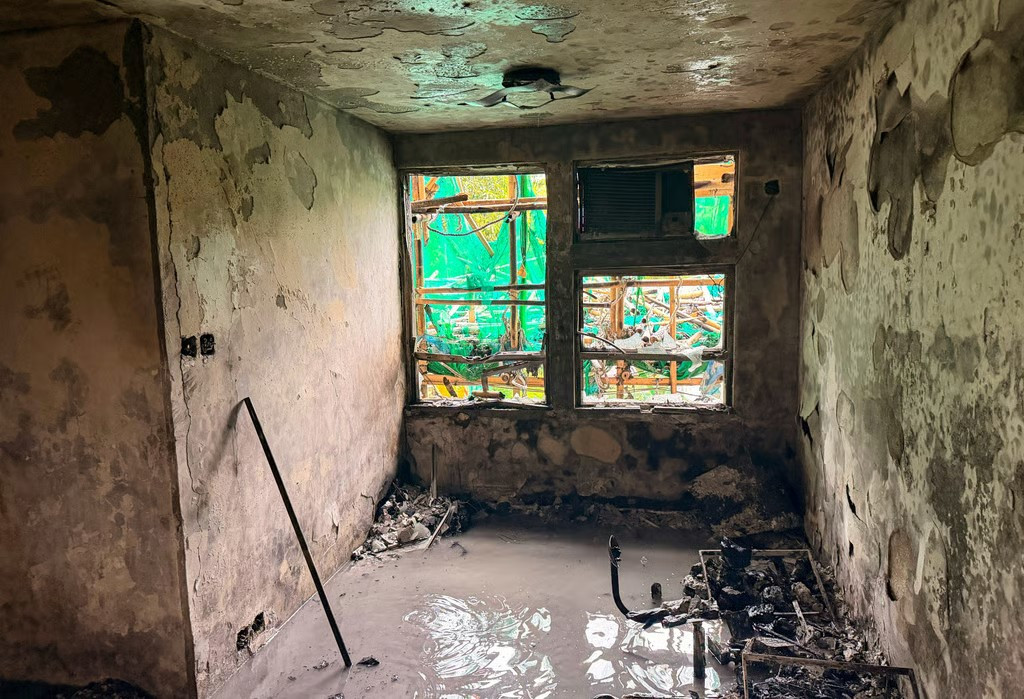 Các căn hộ bị "hư hại nghiêm trọng" sau hỏa hoạn. Ảnh: SCMP.