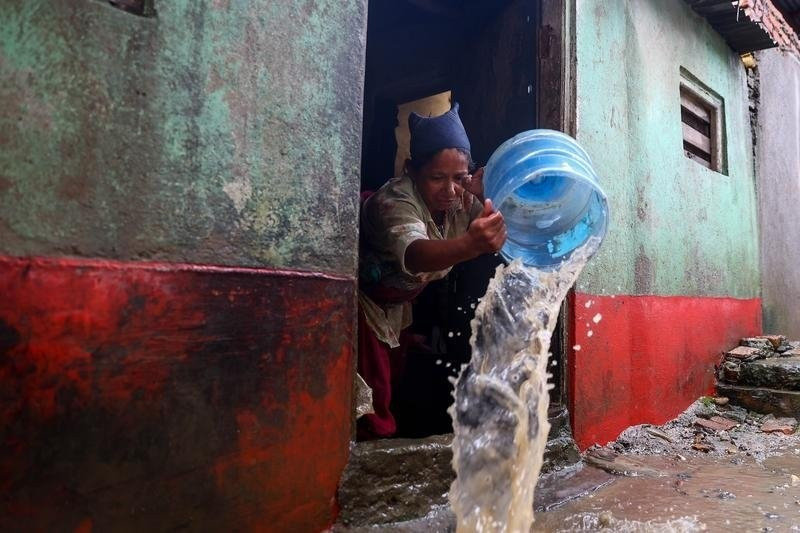 Các con sông ở thủ đô Kathmandu cũng dâng cao, gây ngập lụt các khu dân cư dọc bờ sông. Ảnh: Người dân tát nước ra khỏi ngôi nhà bị ngập ở Kathmandu. Ảnh: DHA.