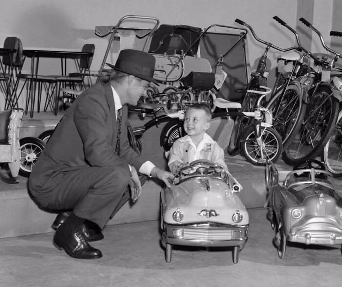 Người cha mua chiếc xe cho con trai năm 1955.