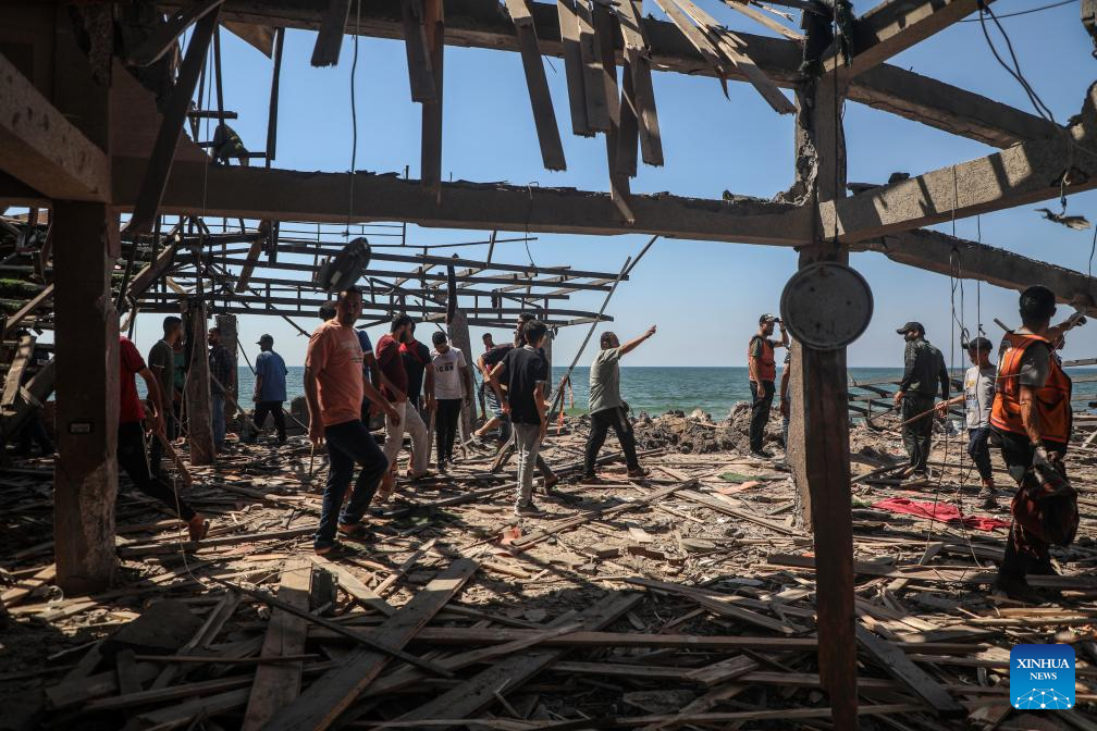 "Nơi này luôn đông người vì có đồ uống, chỗ ngồi và có thể truy cập Internet", nhân chứng Ahmed Al-Nayrab nói, nhớ lại khoảnh khắc "vụ nổ lớn làm rung chuyển khu vực". Ảnh: Xinhua.