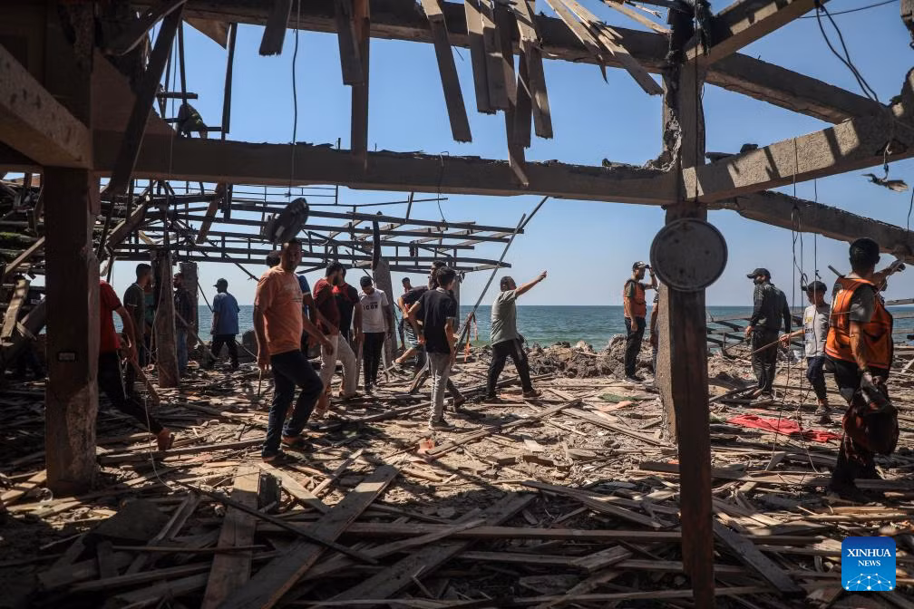 "Nơi này luôn đông người vì có đồ uống, chỗ ngồi và có thể truy cập Internet", nhân chứng Ahmed Al-Nayrab nói, nhớ lại khoảnh khắc "vụ nổ lớn làm rung chuyển khu vực". Ảnh: Xinhua.