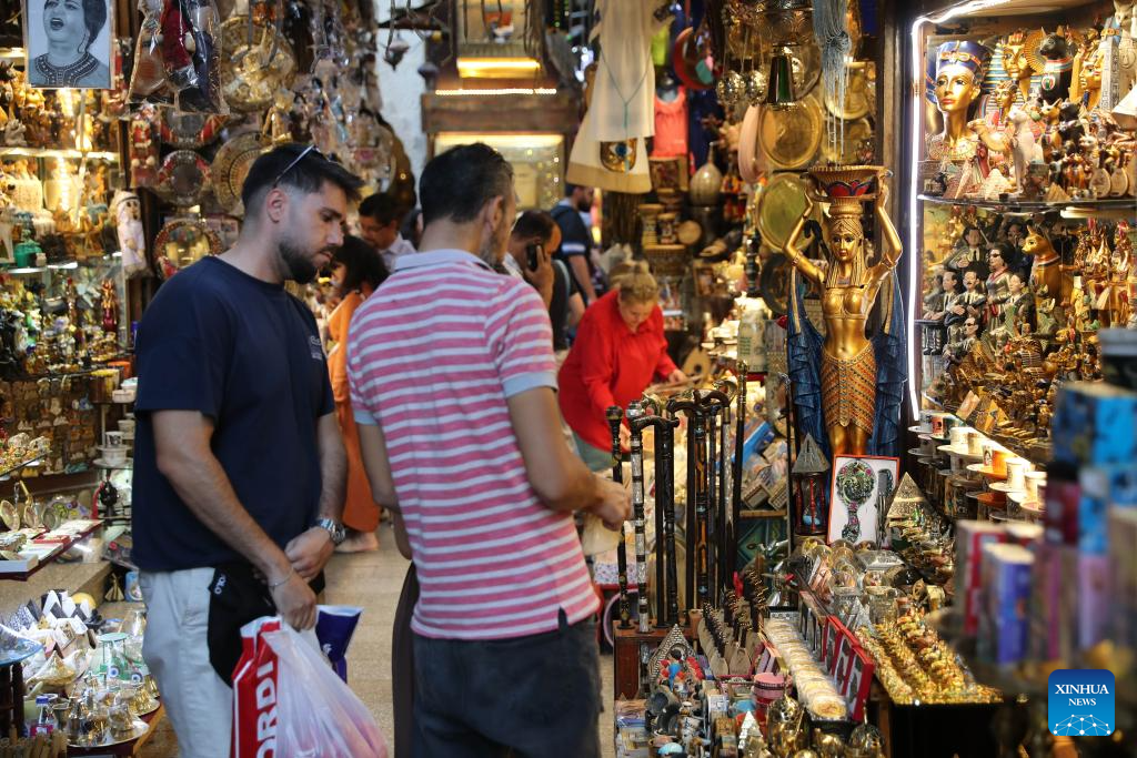 Chợ Khan el-Khalili được xây dựng vào năm 1382 bởi Tiểu vương Djaharks el-Khalili trong Triều đại Mamluk ở Cairo, Ai Cập. Đây là một trong những khu chợ lâu đời nhất và lớn nhất ở Trung Đông. Ảnh: Khách du lịch chọn quà lưu niệm tại chợ cổ Khan el-Khalili ở Cairo ngày 22/10.