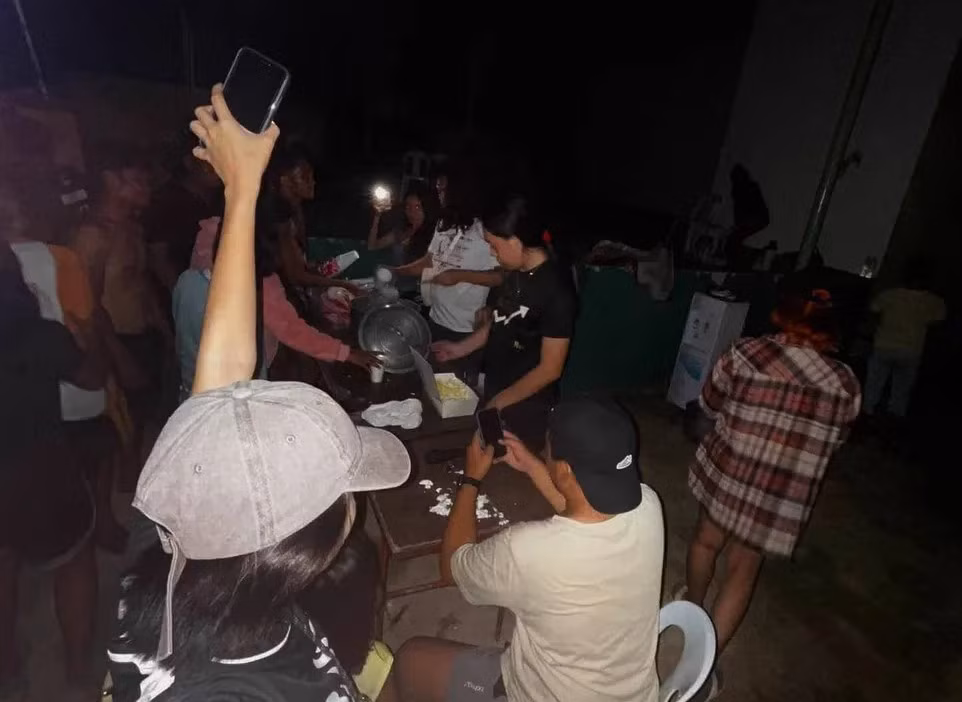 Ở những nơi khác thuộc phía nam đảo Luzon, các quan chức địa phương cho biết khu vực này có mưa lớn và gió mạnh, mất điện và thiệt hại về mùa màng và cơ sở hạ tầng.