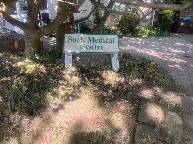 Bạn có thể tìm thấy một trung tâm y tế nhỏ trên đảo cũng như một bác sĩ và y tá.