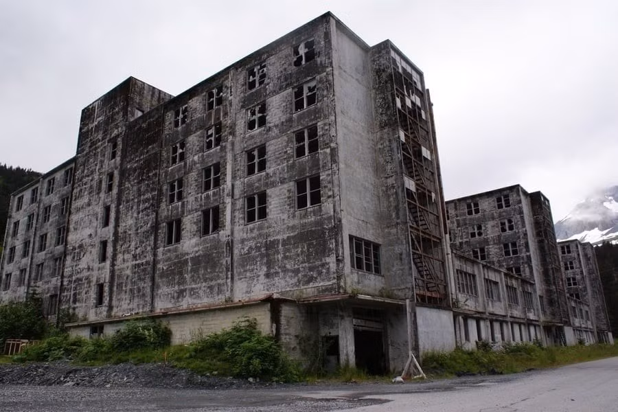 Tòa nhà Buckner, một công trình bỏ hoang ở Whittier, Alaska. Ảnh: Flickr.