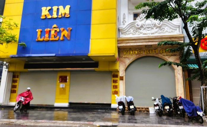 Rất nhiều tiệm vàng đã "cửa đóng then cài" sau 1 ngày công an xuất hiện tại đây. Rất nhiều tiệm vàng đã "cửa đóng then cài" sau 1 ngày công an xuất hiện tại đây.