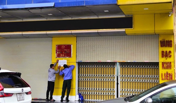 Nhiều tiệm vàng trên phố Lê Hoàn bất ngờ đóng cửa, dán thông báo nghỉ bán hàng Nhiều tiệm vàng trên phố Lê Hoàn bất ngờ đóng cửa, dán thông báo nghỉ bán hàng