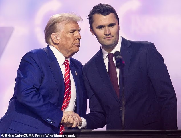 Tổng thống Trump đã gửi lời chia buồn tới gia đình Kirk. Ông chỉ thị treo cờ rủ trên toàn quốc tới ngày 14/9 để tưởng niệm nhà hoạt động nổi tiếng Charlie Kirk. Ảnh: ZUMA Press.