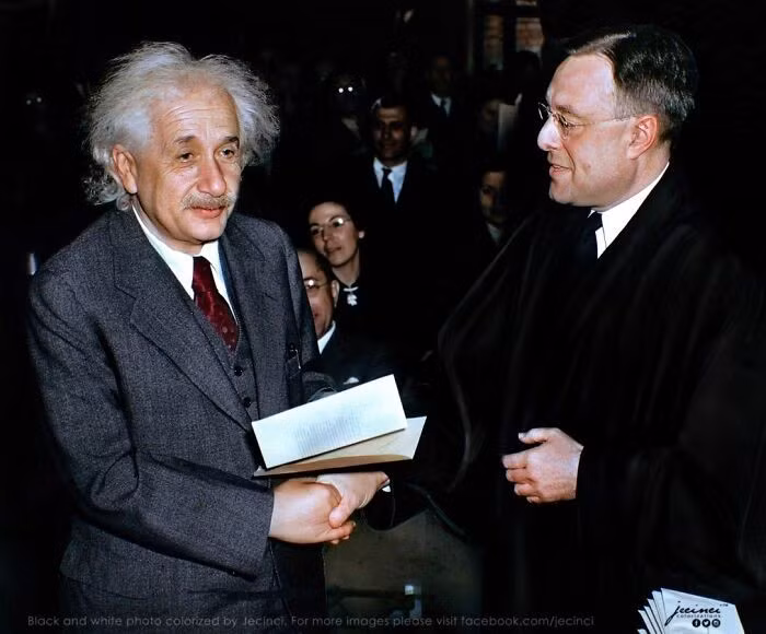 Albert Einstein nhận Giấy chứng nhận quốc tịch Mỹ sau Lễ nhập tịch ngày 1/10/1940.