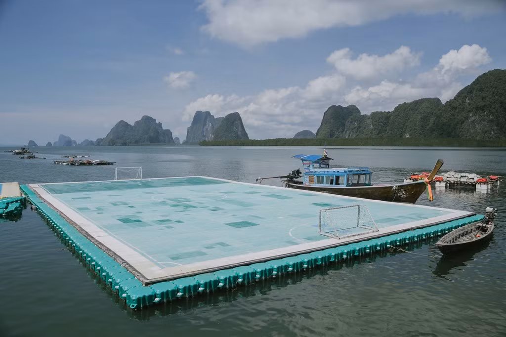 Tại ngôi làng nổi độc đáo Ko Panyee có một sân bóng đá nổi được các thanh thiếu niên địa phương xây dựng từ những mảnh gỗ và một số vật liệu khác...Ảnh: Shutterstock.
