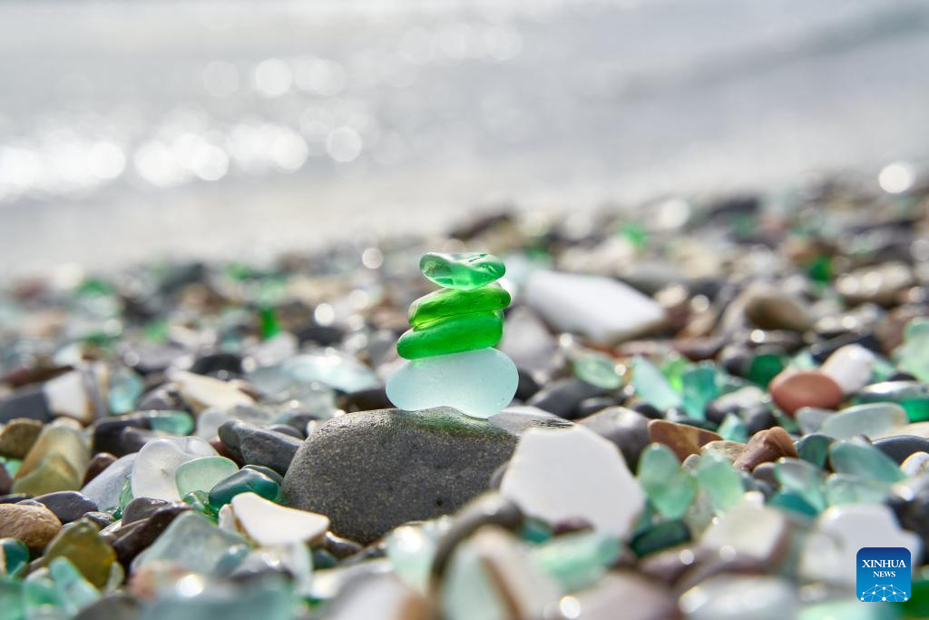 Bãi biển trở nên lấp lánh dưới ánh nắng mặt trời nhờ những viên đá cuội thủy tinh nhiều màu sắc. Ảnh: Xinhua News.