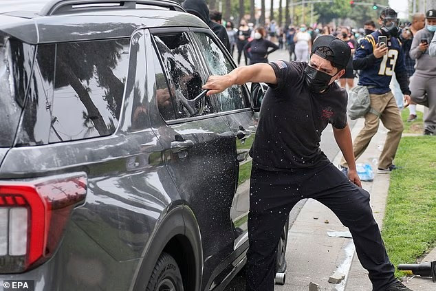 Thống đốc California Gavin Newsom trước đó chỉ trích quyết định triển khai lực lượng Vệ binh Quốc gia tới Los Angeles của Tổng thống Trump, gọi hành động này là "có chủ đích gây kích động" và cảnh báo rằng nó sẽ dẫn đến leo thang bạo lực. Ông cũng đề nghị Tổng thống hủy lệnh này. Ảnh: EPA.