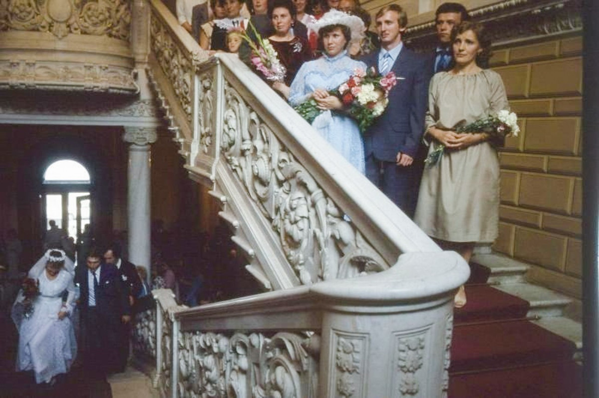 Các cặp đôi mới cưới chụp ảnh bên trong một tòa nhà ở Leningrad.