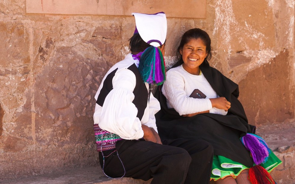 Theo Peru-Travels, Peru có sự đa dạng ngôn ngữ lớn, với tiếng Tây Ban Nha là ngôn ngữ chính thức và phổ biến nhất, bên cạnh đó có các ngôn ngữ bản địa quan trọng như tiếng Quechua và Aymara, cùng với hơn 50 ngôn ngữ bản địa khác được sử dụng ở vùng Amazon. Ảnh: Peru-Travels.