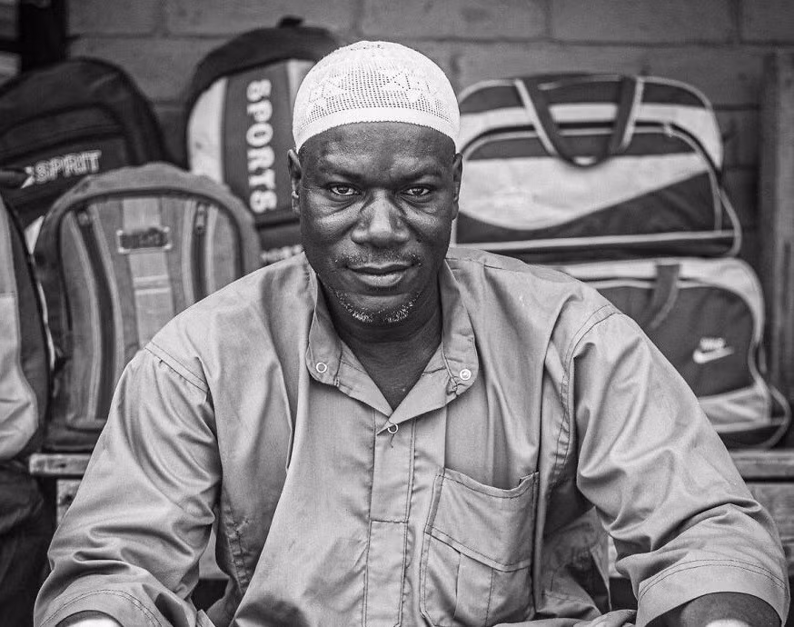 Nhiếp ảnh gia đã gặp người đàn ông này ở chợ trung tâm Fada N'Gourma, nơi anh có một góc nhỏ để bán một số loại túi xách.