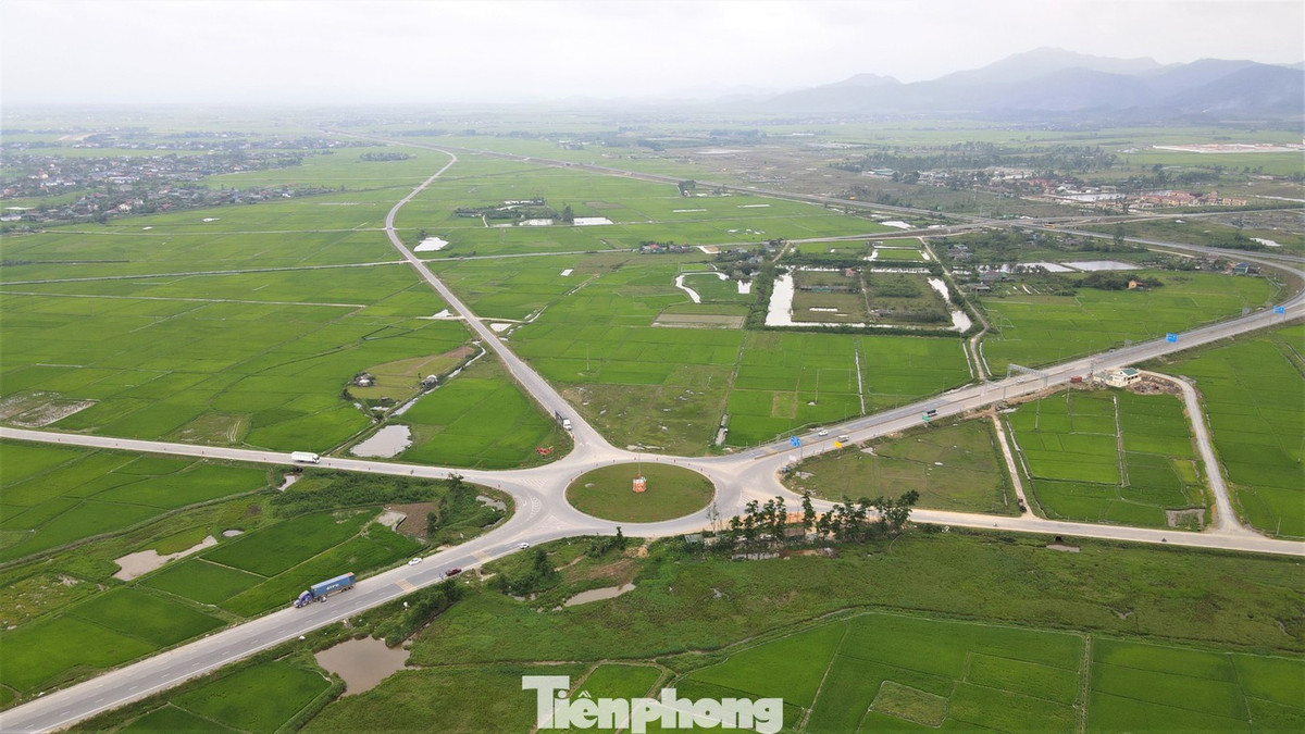 Trong ảnh là nút giao dẫn vào cao tốc Bãi Vọt – Hàm Nghi. Đây là tuyến giao thông quan trọng, giữ vai trò kết nối khu vực trung tâm các xã, phường vùng đô thị ở Hà Tĩnh với cao tốc. Để di chuyển vào trung tâm, các phương tiện có thể lựa chọn 3 tuyến gồm: tỉnh lộ 550, đường Ngô Quyền và đường Hàm Nghi kéo dài. Tuy nhiên, do tuyến đường Hàm Nghi kéo dài vẫn chưa hoàn thành nên hiện nay các phương tiện chưa thể lưu thông theo hướng này.