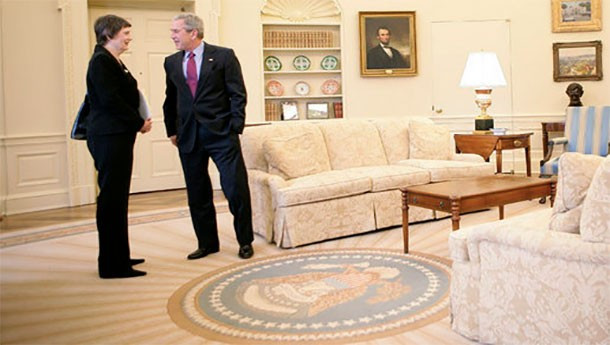 Tấm thảm đặt trong Phòng Bầu dục có thể được thiết kế lại, tùy theo sở thích của mỗi Tổng thống Mỹ. Dưới thời Tổng thống George W. Bush, Đệ nhất phu nhân Laura Bush từng thiết kế lại tấm thảm cho chồng và thêm họa tiết mặt trời rực rỡ nhằm mang lại sự lạc quan cho căn phòng. Ảnh: whitehousemuseum.org.