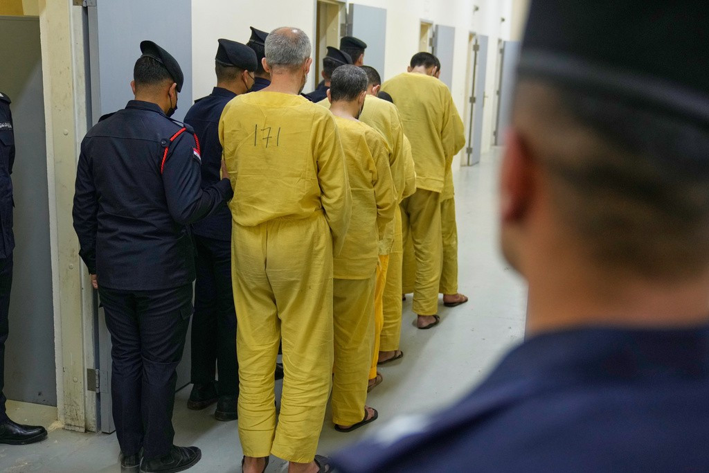 AP đưa tin, Iraq đang tìm cách đưa ra xét xử các tù nhân IS bị giam giữ nhiều năm ở Syria mà chưa bị buộc tội hoặc được tiếp cận hệ thống tư pháp.