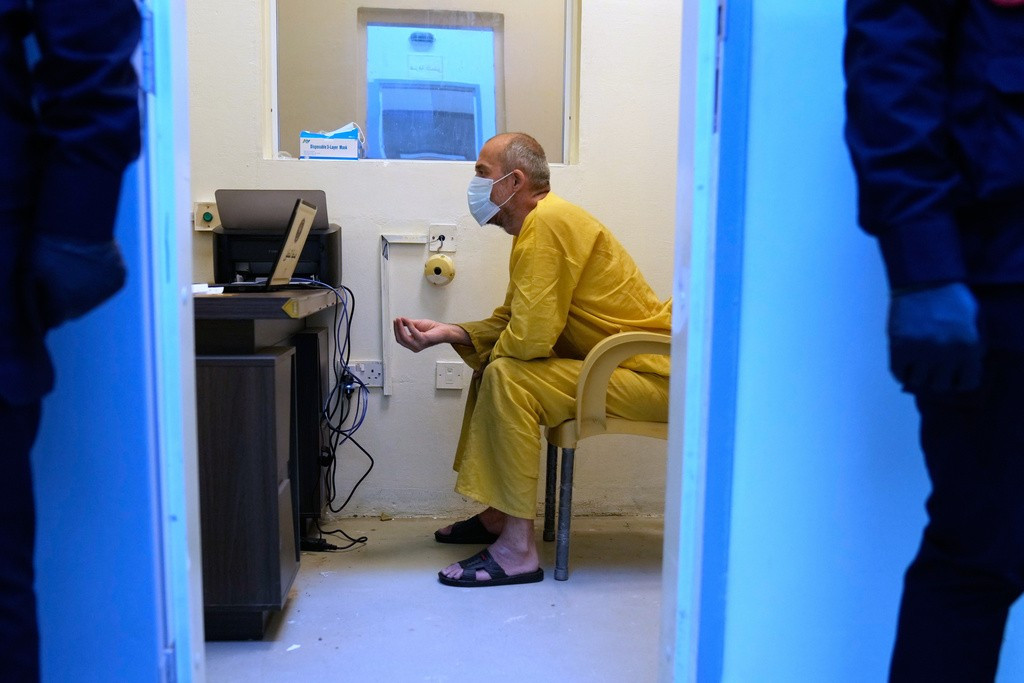 Thẩm phán Iraq cho biết thêm rằng những tù nhân bị giam giữ đến từ 14 quốc gia Ả Rập và 46 nước khác. Một số tù nhân mắc các bệnh về đường hô hấp nên một trung tâm y tế đã được thành lập để điều trị cho họ.