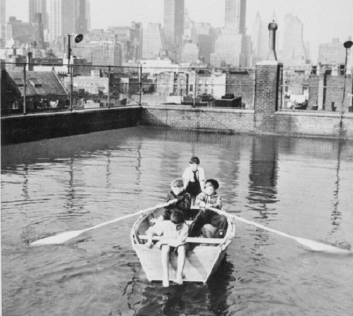 Chèo thuyền ở hồ bơi trên sân thượng ở thành phố New York thập niên 1950.