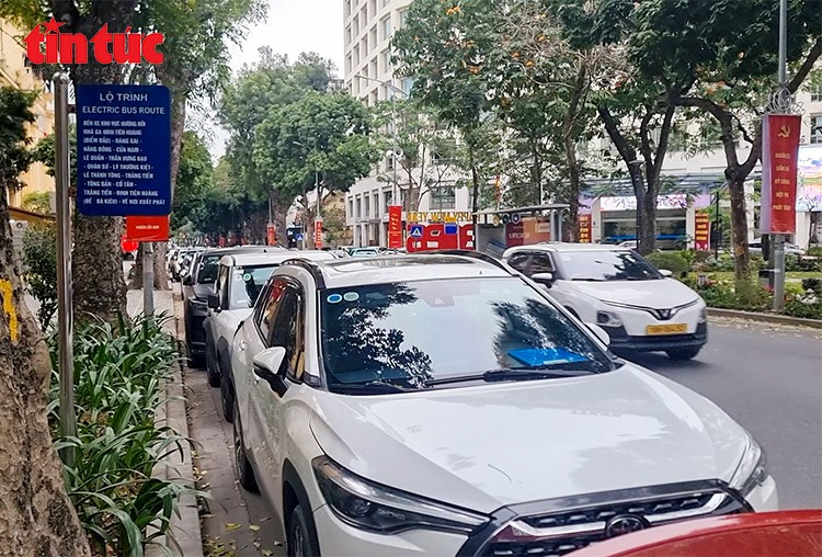 Phần lớn diện tích khu vực điểm dừng xe buýt bị ô tô cá nhân chiếm dụng làm nơi đỗ xe, gây cản trở giao thông.