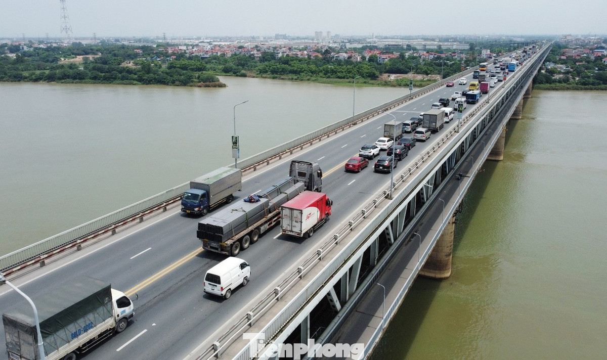 Để đảm đảm bảo xe đi lại an toàn, tăng tốc độ và giảm ùn tắc, Sở Xây dựng Hà Nội vừa phê duyệt dự án sửa chữa mặt đường hai đầu cầu Thăng Long. Dự án có các nội dung công việc: Sửa chữa các ổ gà, vị trí trồi lún, thảm lại bê tông nhựa các diện tích mặt đường lên tầng 2 cầu Thăng Long; hoàn thiện hệ thống tổ chức giao thông, thời gian thi công là năm 2025-2026.