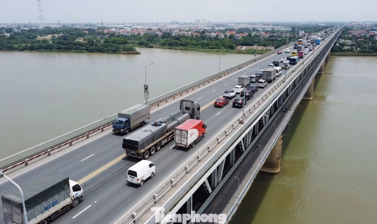 Để đảm đảm bảo xe đi lại an toàn, tăng tốc độ và giảm ùn tắc, Sở Xây dựng Hà Nội vừa phê duyệt dự án sửa chữa mặt đường hai đầu cầu Thăng Long. Dự án có các nội dung công việc: Sửa chữa các ổ gà, vị trí trồi lún, thảm lại bê tông nhựa các diện tích mặt đường lên tầng 2 cầu Thăng Long; hoàn thiện hệ thống tổ chức giao thông, thời gian thi công là năm 2025-2026.