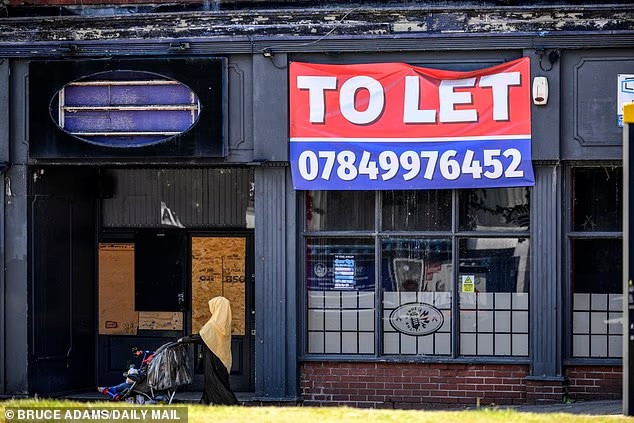 Một tòa nhà với thông báo "cho thuê".