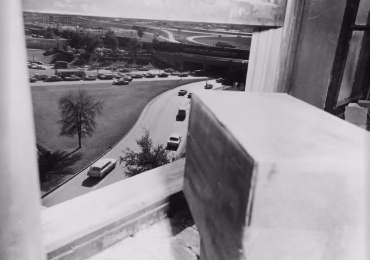 Cảnh nhìn từ cửa sổ tầng 6 của tòa nhà nơi Lee Harvey Oswald được cho là đã bắn Tổng thống Kennedy. Bức ảnh được chụp khoảng một giờ sau vụ ám sát.
