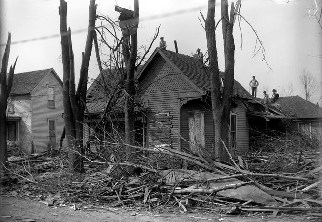 Nhân chứng Hartman, một cư dân lâu năm của Benton, Illinois, từng kể lại về trận lốc xoáy năm đó rằng: "Càng về cuối ngày, trời có vẻ như sắp mưa, mây đen kéo đến và trời tối dần…gần như tối đen như màn đêm. Chúng tôi đã phải xuống hầm, có thể nghe thấy những âm thanh đáng sợ. Một cái cây đã bị thổi bay ngang qua cửa hầm".