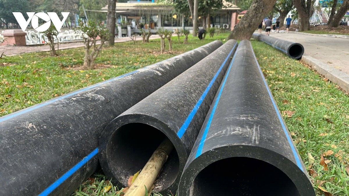 Các đoạn ống được tập kết tại công trường chuẩn bị cho việc lắp đặt.