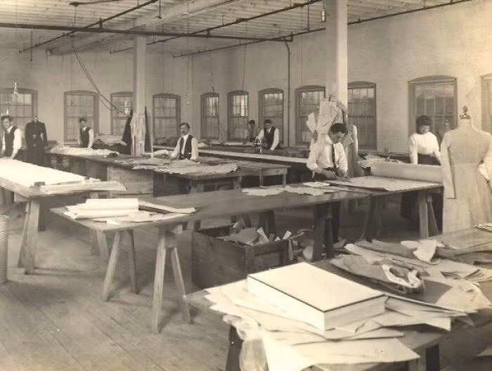 Bên trong một xưởng may vào những năm 1900.