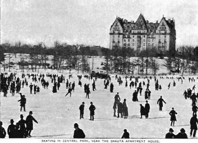 Những người trượt băng ở Công viên Trung tâm, thành phố New York, vào năm 1898. Tòa chung cư Dakota ở phía sau.