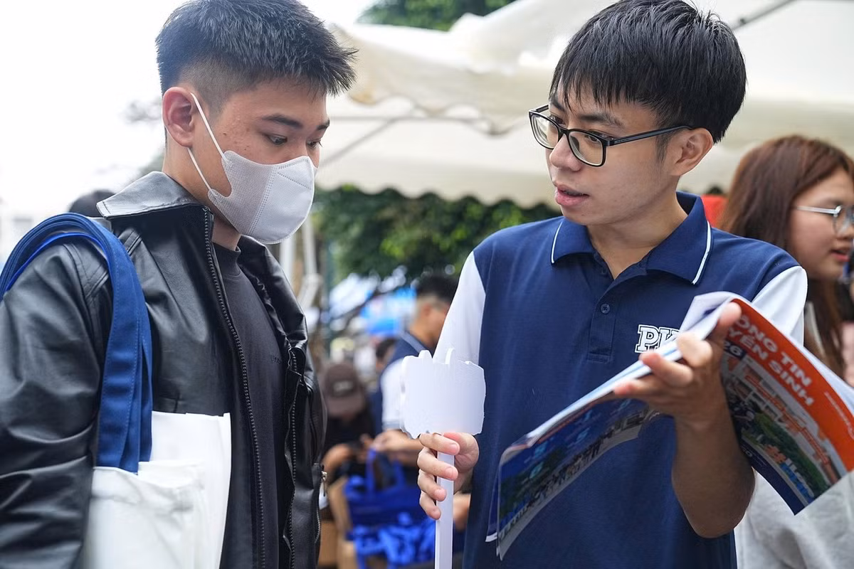 Thí sinh tìm hiểu thông tin ngành học tại Ngày hội tư vấn tuyển sinh 2026.