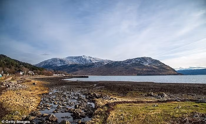 Khu dân cư không có đường nối với đất liền nên chủ yếu mọi người đến đây bằng tàu thuyền, khiến việc di chuyển gặp khó khăn khi thời tiết xấu. Ảnh: Getty.