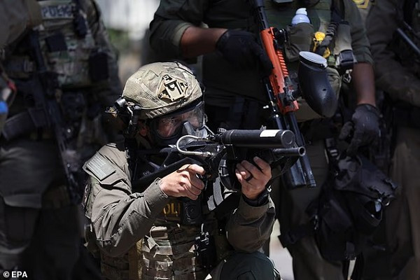 Chiến dịch này đã dẫn đến các cuộc biểu tình bạo lực phản đối hoạt động truy quét người nhập cư bất hợp pháp. Ảnh: EPA.