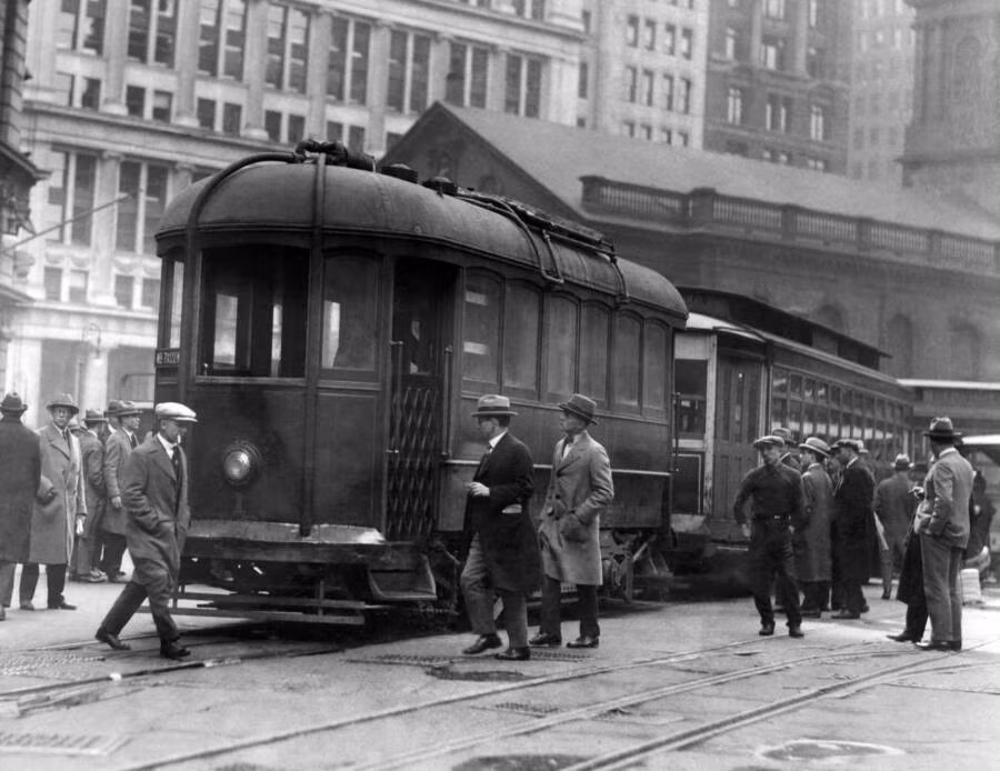 Một chiếc xe điện chạy bằng xăng của Công ty Đường sắt Third Avenue vào tháng 4 năm 1925.