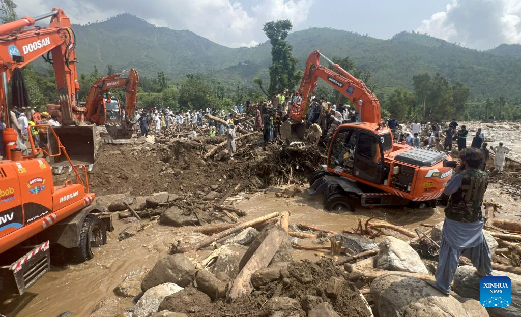 Hoạt động tìm kiếm cứu hộ vẫn tiếp diễn tại các khu vực bị ảnh hưởng. Ảnh: THX.