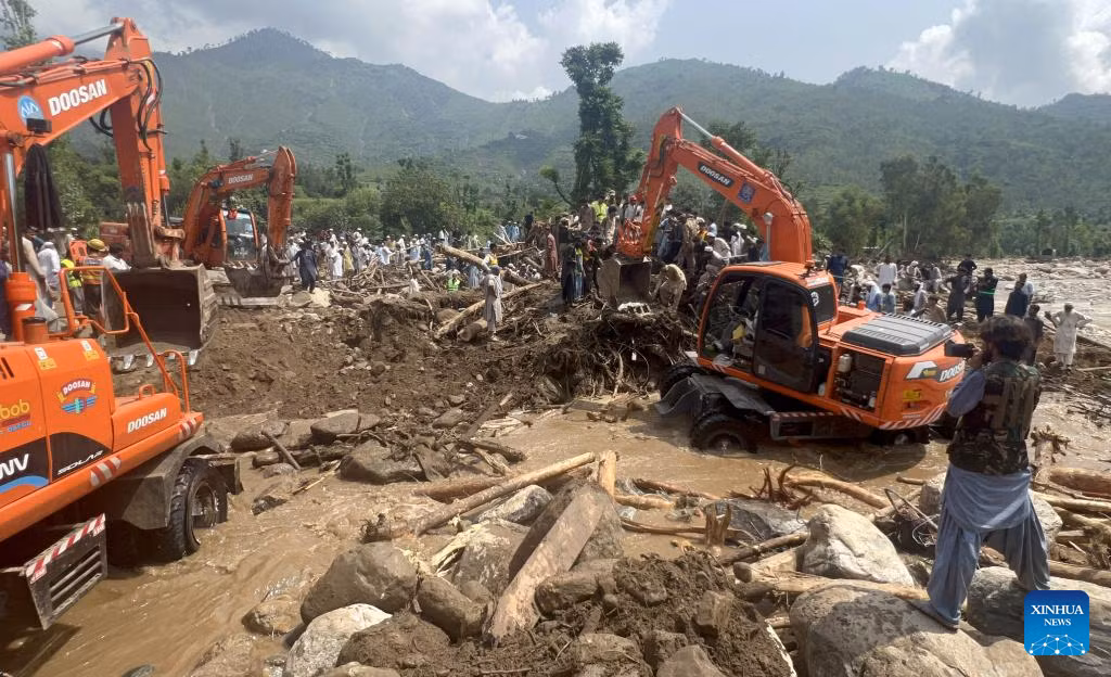 Hoạt động tìm kiếm cứu hộ vẫn tiếp diễn tại các khu vực bị ảnh hưởng. Ảnh: THX.