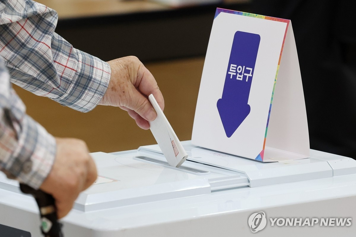 Cơ quan Cảnh sát Quốc gia Hàn Quốc cho biết họ sẽ triển khai 28.590 cảnh sát tại 14.295 điểm bỏ phiếu để đảm bảo trật tự, an toàn. Ảnh: Một cử tri bỏ phiếu trong cuộc bầu cử tổng thống tại một điểm bỏ phiếu ở phía nam Seoul vào ngày 3/6/2025. Ảnh: Yonhap.